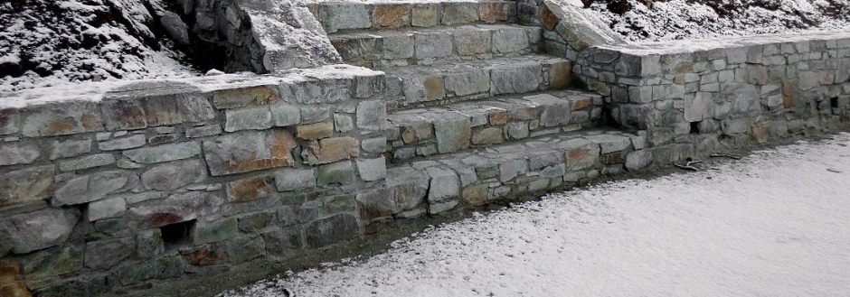 Kamenná zeď v zahradě se schodištěm