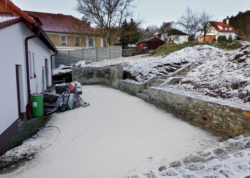 Kamenná zeď v zahradě se schodištěm